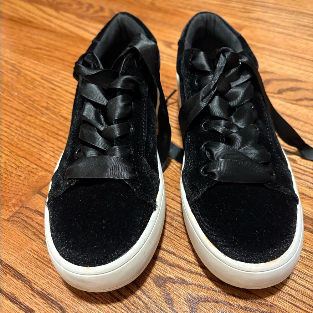 Steve Madden Black Velvet Sneakers size 7.5. LIKE NEW